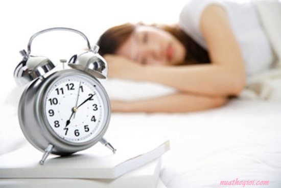 Hạn chế ngủ nướng giúp bạn tránh tăng cân vào mùa đông