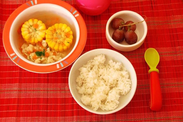 Trẻ biếng ăn do tâm lý nguyên nhân do cha mẹ chỉ cho bé ăn một số món đơn điệu