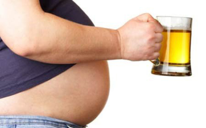 Uống nhiều bia rượu là nguyên nhân gây béo bụng ở nam giới
