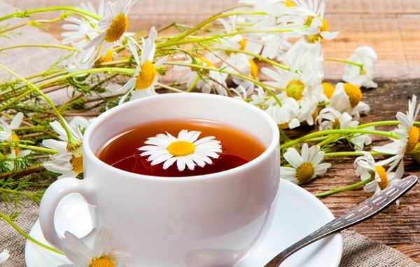 Chữa đau bụng cho trẻ bằng trà hoa cúc