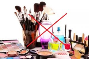 Ngưng sử dụng mỹ phẩm, sản phẩm chăm sóc da khi bị dị ứng da mặt