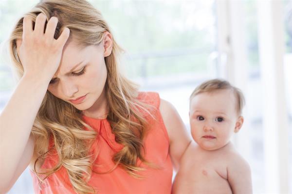 Rụng tóc sau sinh gây ảnh hưởng rất nhiều đến thẩm mỹ cũng như tâm lý của các bà mẹ.