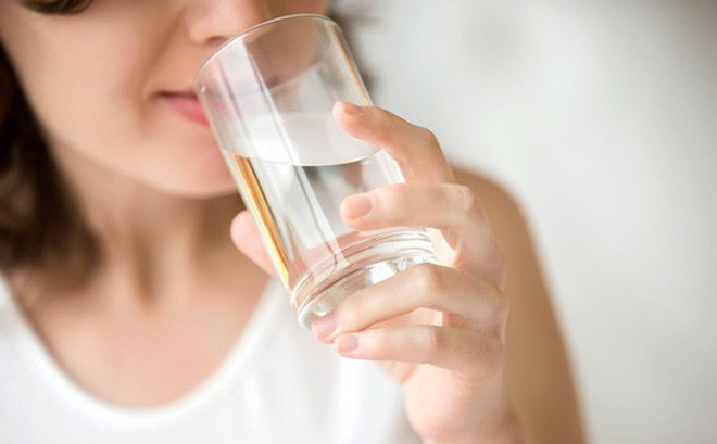 Uống nhiều nước trong thời gian áp dụng thực đơn giảm cân bằng bột yến mạch
