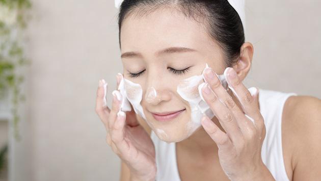 Làm sạch mặt vào buổi sáng và buổi tối giúp chăm sóc da mặt chống lão hóa
