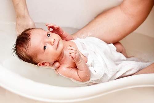 Những em bé sinh non, hoặc có trọng lượng dưới 2,5kg mẹ cần phải cẩn thận khi cho em bé tắm