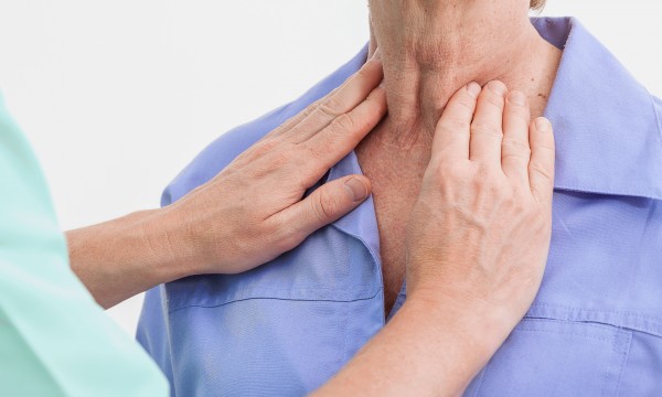 Bệnh nhân có biểu hiện đau cổ hoặc nuốt nghẹn