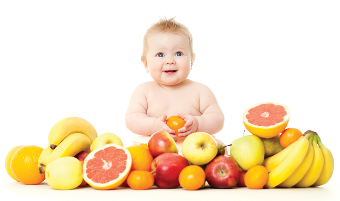 Khi trẻ bị viêm đường hô hấp cần tăng cường rau xanh và cho trẻ uống nhiều nước hoa quả
