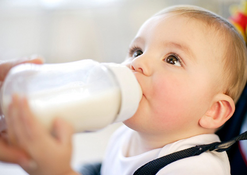 Sữa là nguồn thực phẩm giàu dinh dưỡng dưỡng cải thiện tình trạng suy dinh dưỡng của bé