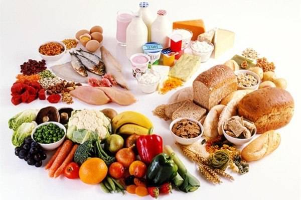 Trong bữa ăn hằng ngày nên cân bằng đủ 4 nhóm dưỡng: chất bột, đạm, đường, chất béo