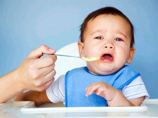 Một trong những biểu hiện của trẻ ăn không ngon miệng là trẻ quấy khóc, dọa nôn trớ