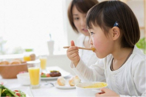Trẻ ăn nhiều nhưng chậm tăng cân