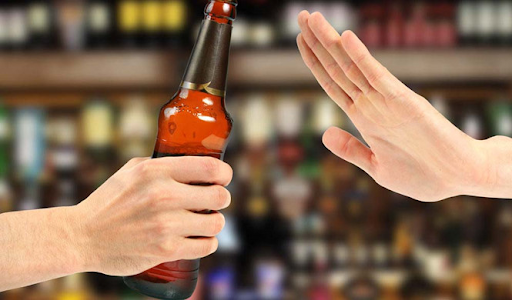 Nói không với các đồ uống có cồn như rượu bia sẽ giúp cho tình trạng viêm loét dạ dày cải thiện đáng kể