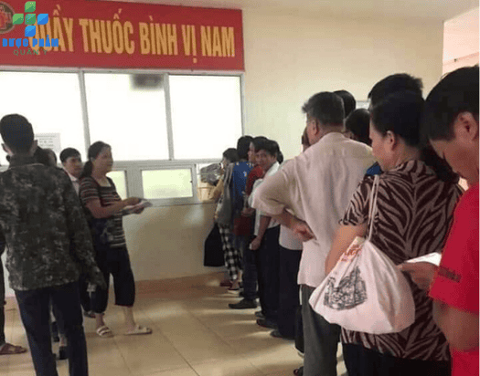 Xếp hàng mua thuốc Bình Vị Nam luôn đông đúc tất cả các ngày trong tuần